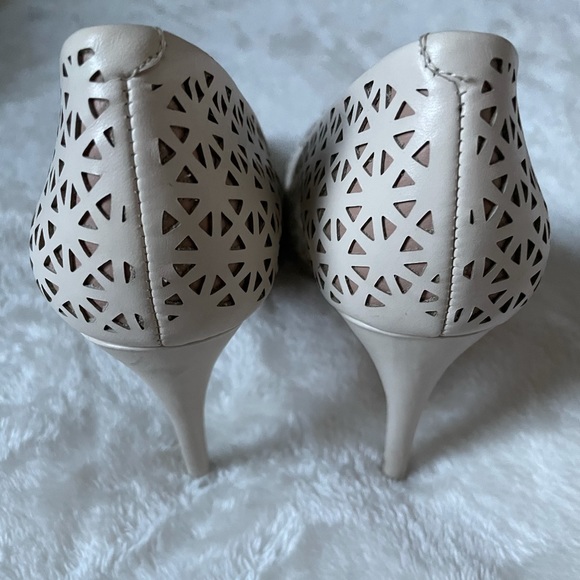 Ann Taylor Off/White and Nude Heels, Women’s 6.5 - Picture 3 of 3